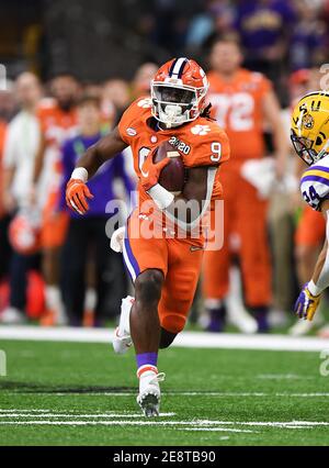 (DATEI FOTOS).der ehemalige Clemson Tigers läuft zurück (9) Travis Etienne Jr. soll in die 1. Runde des NFL Draft gehen, hier ist er am 13. Januar 2020 im Vergleich zu den LSU Tigers zu sehen, der NFL Draft wird am 29. April 2021 in Cleveland, Ohio, stattfinden. (Pflichtnachweis: Jose/MarinMedia.org/Cal Sport Media) (absoluter vollständiger Fotograf und Credits erforderlich) Stockfoto