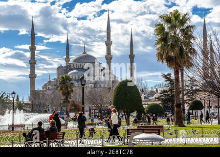 Istanbul, Türkei - 02.07.2013: Die Blaue Moschee (Sultanahmet Moschee) und der Park ist ein historisches Viertel von Istanbul in der Nähe der Blauen Moschee und der Hagia Sophia Moschee Stockfoto