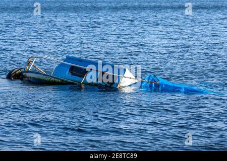 Verrostete alte Boote, die im Marmarameer versunken sind Stockfoto