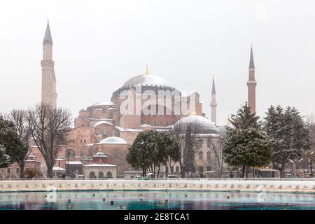 Istanbul, Türkei - 12.20.2012: Blick auf die Hagia Sophia (Aya Sofya) an einem verschneiten Wintertag in Istanbul Türkei Stockfoto