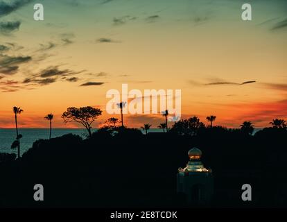 Südkalifornien Ozean Sonnenuntergang Silhouette mit Palmen Stockfoto