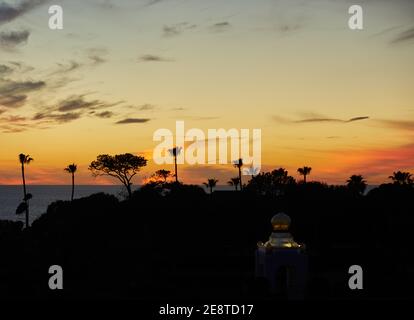 Südkalifornien Ozean Sonnenuntergang Silhouette mit Palmen Stockfoto