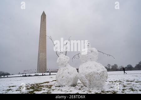 Washington, USA. Januar 2021. . Zwei Schneemänner sind mit dem Washington Monument im Hintergrund in Washington, DC, USA, am 31. Januar 2021 zu sehen. Quelle: Liu Jie/Xinhua/Alamy Live News Stockfoto