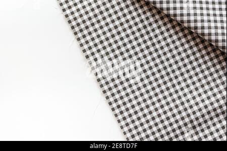 Klassisch schwarz-weiß karierten Stoff oder Tischdecke auf weiß Hintergrund Stockfoto