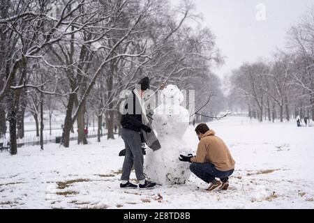 Washington, USA. Januar 2021. . Menschen bauen einen Schneemann in Washington, DC, die Vereinigten Staaten, 31. Januar 2021. Quelle: Liu Jie/Xinhua/Alamy Live News Stockfoto