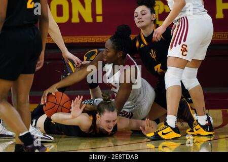 Südkalifornien Trojaner Jordan Sanders (5) kämpft für die Ball mit Arizona State Sun Devils Forward Katelyn Levings (20) Und Wache Gabri Stockfoto