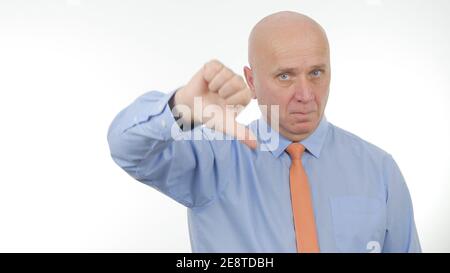 Geschäftsmann Macht Sich Nicht Wie Handzeichen. Eine Person, Die Daumen Nach Unten Handgesten Macht. Stockfoto