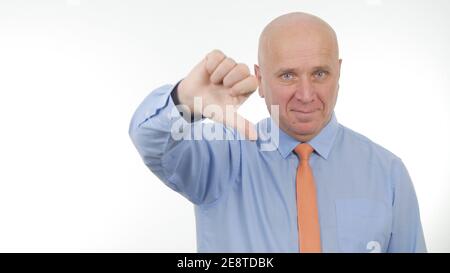 Geschäftsmann Macht Sich Nicht Wie Handzeichen. Eine Person, Die Daumen Nach Unten Handgesten Macht. Stockfoto