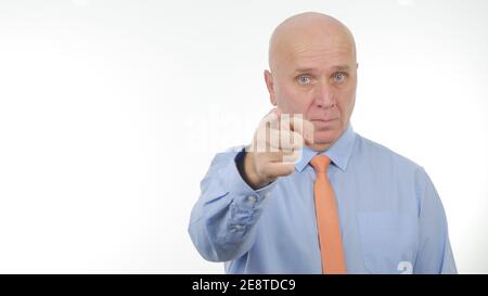 Das Bild mit einem Geschäftsmann zeigt jemanden, der mit dem Finger auf eine Person zeigt. Stockfoto