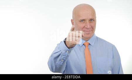 Das Bild mit einem Geschäftsmann zeigt jemanden, der mit dem Finger auf eine Person zeigt. Stockfoto