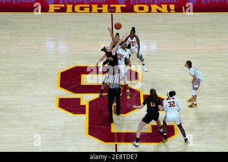 Ein allgemeiner Blick auf den Eröffnungstipoff im Center Court Zwischen Arizona State Sun Devils vorwärts Katelyn Levings (20) und Südkalifornische Trojaner Stockfoto