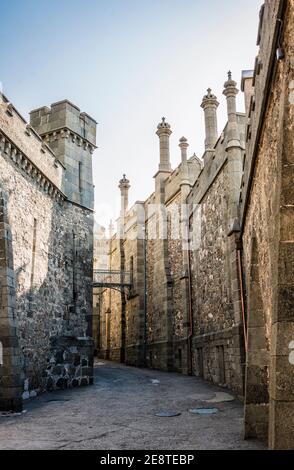 ALUPKA, RUSSLAND - 3. MAI 2019: Blick auf die innere Straße mit Türmen des Voronzower Palastes auf dem Hintergrund der östlichen Minarette. Das Palace war b Stockfoto