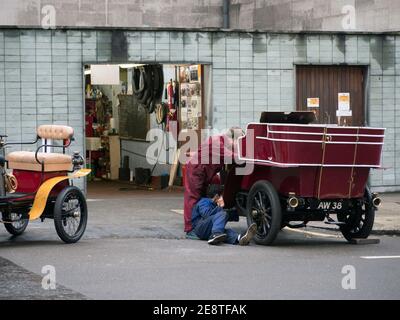 Studenten, die an der A 1902 James & Browne eingegeben durch Imperial College auf der London to Brighton Veteran Car Run. 2019 Stockfoto