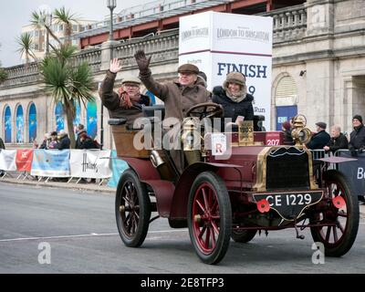 1903 Gladiator Veteran Car Ankunft am Ziel der London to Brighton Veteran Car Run. 2019 Stockfoto