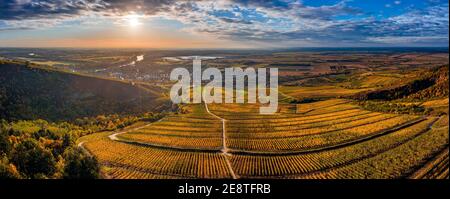 Tokaj, Ungarn - Luftpanorama der weltberühmten ungarischen Weinberge von Tokaj Weinregion mit Stadt Tokaj, Fluss Theiß und goldenen Sonnenaufgang Stockfoto