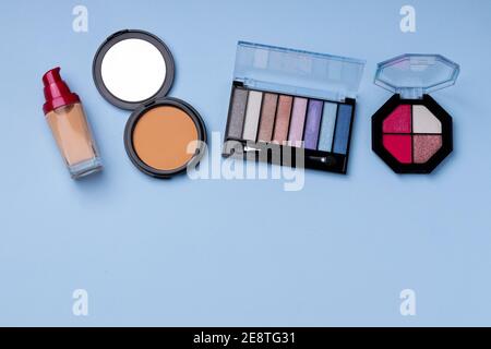 Set von dekorativen Kosmetik auf blauem Hintergrund Stockfoto