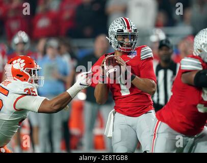 (DATEI FOTOS).ehemaliger Ohio State Buckeyes Quarterback (1) Justin Fields soll in der 1. Runde des NFL Draft gehen, hier ist er am 28. Dezember 2019 im Vergleich zu den Clemson Tigers zu sehen, der NFL Draft wird am 29. April 2021 in Cleveland, Ohio, stattfinden. (Pflichtnachweis: Jose/SonyPro/Cal Sport Media) (Absolute Complete Photographer, und Credits erforderlich) Stockfoto