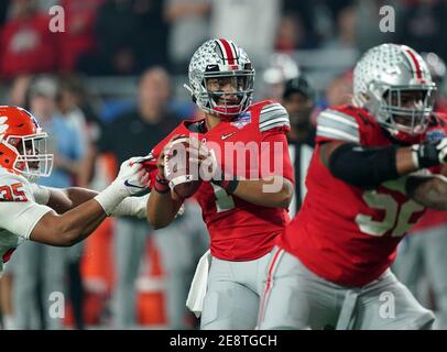 (DATEI FOTOS).ehemaliger Ohio State Buckeyes Quarterback (1) Justin Fields soll in der 1. Runde des NFL Draft gehen, hier ist er am 28. Dezember 2019 im Vergleich zu den Clemson Tigers zu sehen, der NFL Draft wird am 29. April 2021 in Cleveland, Ohio, stattfinden. (Pflichtnachweis: Jose/SonyPro/Cal Sport Media) (Absolute Complete Photographer, und Credits erforderlich) Stockfoto