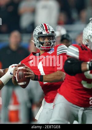 (DATEI FOTOS).ehemaliger Ohio State Buckeyes Quarterback (1) Justin Fields soll in der 1. Runde des NFL Draft gehen, hier ist er am 28. Dezember 2019 im Vergleich zu den Clemson Tigers zu sehen, der NFL Draft wird am 29. April 2021 in Cleveland, Ohio, stattfinden. (Pflichtnachweis: Jose/SonyPro/Cal Sport Media) (Absolute Complete Photographer, und Credits erforderlich) Stockfoto