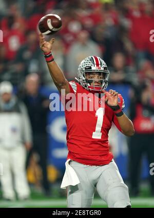 (DATEI FOTOS).ehemaliger Ohio State Buckeyes Quarterback (1) Justin Fields soll in der 1. Runde des NFL Draft gehen, hier ist er am 28. Dezember 2019 im Vergleich zu den Clemson Tigers zu sehen, der NFL Draft wird am 29. April 2021 in Cleveland, Ohio, stattfinden. (Pflichtnachweis: Jose/SonyPro/Cal Sport Media) (Absolute Complete Photographer, und Credits erforderlich) Stockfoto