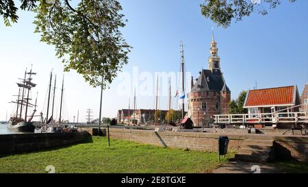 Der Hafen (Binnenhaven) von Hoorn, Westfriesland, Niederlande, mit dem Hoofdtoren (der Hauptturm) und alten hölzernen Segelbooten Stockfoto