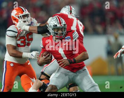 (DATEI FOTOS).ehemaliger Ohio State Buckeyes Quarterback (1) Justin Fields soll in der 1. Runde des NFL Draft gehen, hier ist er am 28. Dezember 2019 im Vergleich zu den Clemson Tigers zu sehen, der NFL Draft wird am 29. April 2021 in Cleveland, Ohio, stattfinden. (Pflichtnachweis: Jose/SonyPro/Cal Sport Media) (Absolute Complete Photographer, und Credits erforderlich) Stockfoto