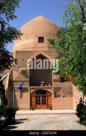 Die Desti-Freitagsmoschee wurde im 12. Jahrhundert während der Zeit des Großen Seldschuken erbaut. Die Ziegeldekorationen in der Moschee sind auffällig. Isfahan, Iran. Stockfoto