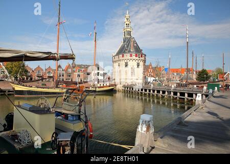 Der Hafen (Binnenhaven) von Hoorn, Westfriesland, Niederlande, mit dem Hoofdtoren (der Hauptturm) und alten hölzernen Segelbooten Stockfoto