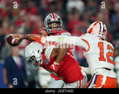 (DATEI FOTOS).ehemaliger Ohio State Buckeyes Quarterback (1) Justin Fields soll in der 1. Runde des NFL Draft gehen, hier ist er am 28. Dezember 2019 im Vergleich zu den Clemson Tigers zu sehen, der NFL Draft wird am 29. April 2021 in Cleveland, Ohio, stattfinden. (Pflichtnachweis: Jose/SonyPro/Cal Sport Media) (Absolute Complete Photographer, und Credits erforderlich) Stockfoto