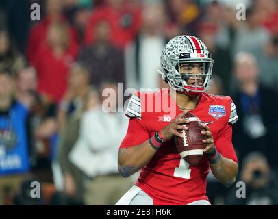(DATEI FOTOS).ehemaliger Ohio State Buckeyes Quarterback (1) Justin Fields soll in der 1. Runde des NFL Draft gehen, hier ist er am 28. Dezember 2019 im Vergleich zu den Clemson Tigers zu sehen, der NFL Draft wird am 29. April 2021 in Cleveland, Ohio, stattfinden. (Pflichtnachweis: Jose/SonyPro/Cal Sport Media) (Absolute Complete Photographer, und Credits erforderlich) Stockfoto