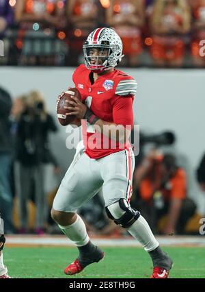 (DATEI FOTOS).ehemaliger Ohio State Buckeyes Quarterback (1) Justin Fields soll in der 1. Runde des NFL Draft gehen, hier ist er am 28. Dezember 2019 im Vergleich zu den Clemson Tigers zu sehen, der NFL Draft wird am 29. April 2021 in Cleveland, Ohio, stattfinden. (Pflichtnachweis: Jose/SonyPro/Cal Sport Media) (Absolute Complete Photographer, und Credits erforderlich) Stockfoto