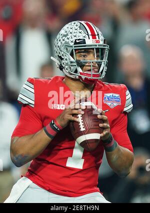 (DATEI FOTOS).ehemaliger Ohio State Buckeyes Quarterback (1) Justin Fields soll in der 1. Runde des NFL Draft gehen, hier ist er am 28. Dezember 2019 im Vergleich zu den Clemson Tigers zu sehen, der NFL Draft wird am 29. April 2021 in Cleveland, Ohio, stattfinden. (Pflichtnachweis: Jose/SonyPro/Cal Sport Media) (Absolute Complete Photographer, und Credits erforderlich) Stockfoto