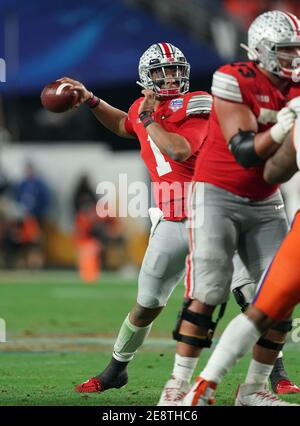 (DATEI FOTOS).ehemaliger Ohio State Buckeyes Quarterback (1) Justin Fields soll in der 1. Runde des NFL Draft gehen, hier ist er am 28. Dezember 2019 im Vergleich zu den Clemson Tigers zu sehen, der NFL Draft wird am 29. April 2021 in Cleveland, Ohio, stattfinden. (Pflichtnachweis: Jose/SonyPro/Cal Sport Media) (Absolute Complete Photographer, und Credits erforderlich) Stockfoto