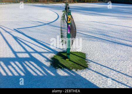 Schneebedeckte Tennisplätze im Winter Stockfoto