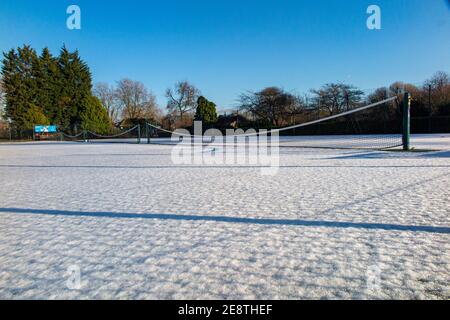 Schneebedeckte Tennisplätze im Winter Stockfoto