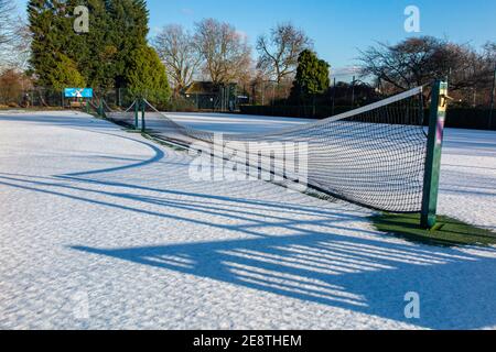 Schneebedeckte Tennisplätze im Winter Stockfoto