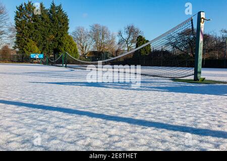 Schneebedeckte Tennisplätze im Winter Stockfoto