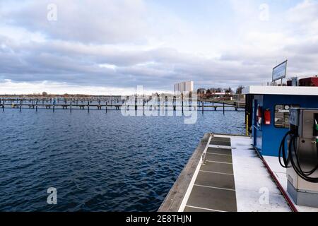 Fehmarn, Deutschland. Januar 2021. Die Liegeplätze in der Marina sind leer. Die Arbeiten an der Binnensee-Promenade in Burgtiefe sind fast abgeschlossen. Kredit: Frank Molter/dpa/Alamy Live Nachrichten Stockfoto