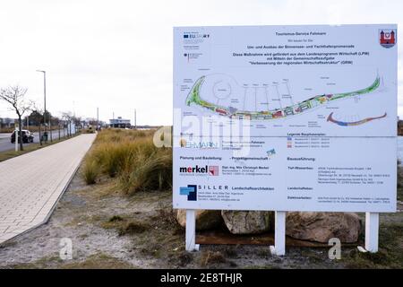 Fehmarn, Deutschland. Januar 2021. An der Binnenseepromenade in Burgtiefe steht eine Informationstafel. Die Umbauarbeiten hier sind fast abgeschlossen. Kredit: Frank Molter/dpa/Alamy Live Nachrichten Stockfoto