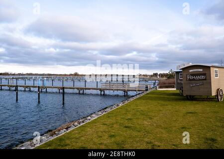 Fehmarn, Deutschland. Januar 2021. Die Liegeplätze in der Marina sind leer. Die Arbeiten an der Binnensee-Promenade in Burgtiefe sind fast abgeschlossen. Kredit: Frank Molter/dpa/Alamy Live Nachrichten Stockfoto