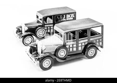 Matchbox Modelle von Gestern Y-21 Ford Modell A Woody Wagon 1930. Zwei Varianten: gelb und orange Van. Stockfoto