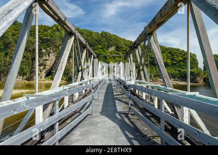 Fox River bei niedrigem Wasser in der Nähe, wo es die Tasmanische See trifft, Paparoa National Park, Punakaiki, Westküste, Neuseeland. Stockfoto