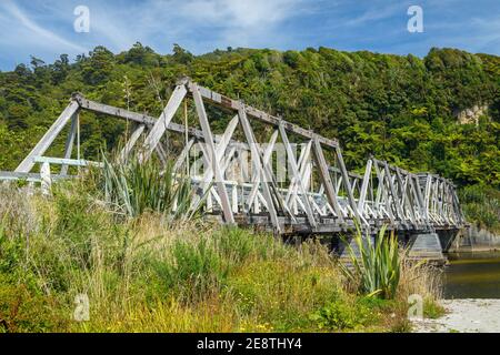 Fox River bei niedrigem Wasser in der Nähe, wo es die Tasmanische See trifft, Paparoa National Park, Punakaiki, Westküste, Neuseeland. Stockfoto