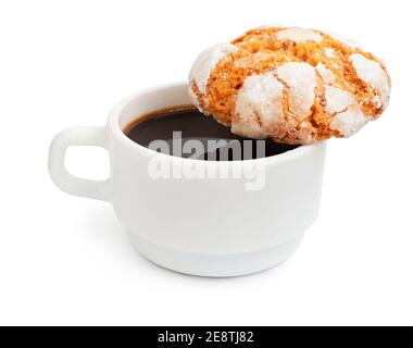 Tasse Kaffee und orange Cookie auf weißem Hintergrund isoliert Mit weichem Schatten Stockfoto