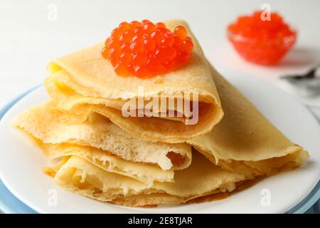 Platte mit Crepes mit rotem Kaviar, Nahaufnahme Stockfoto