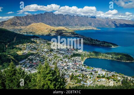 Queenstown und Lake Wakatipu, South Island, Neuseeland vom Skyline-Aussichtspunkt im Ben Lomond Nature Reserve aus gesehen. Stockfoto