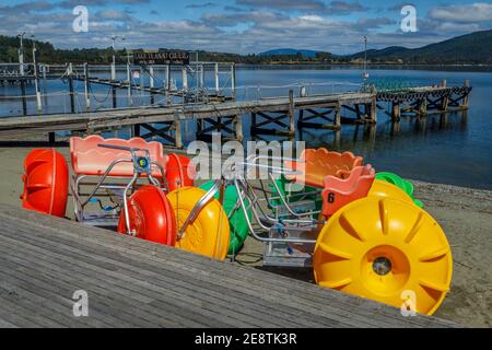 Bunte Tretboote oder Tretboote, auf dem Dock Lake Te Anau im Fiordland National Park, South Island, Neuseeland. Stockfoto