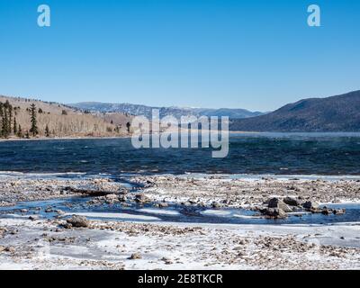 Verdunstungsnebel steigt vor dem Fish Lake im Winter im Fishlake National Forest, Richfield, Utah im Winter, Spätherbst an klaren kalten Tag mit Schnee Stockfoto