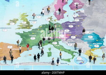 Die Menschen erkunden eine Karte von Europa auf dem Eiffelturm, um die französische Präsidentschaft des Rates der Europäischen Union in Paris, Frankreich, 2008 zu feiern. Stockfoto