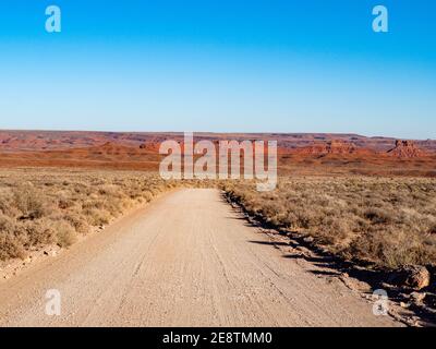 Valley of the Gods Drive Utah bei einem klaren Fall Tag bei Sonnenuntergang Stockfoto